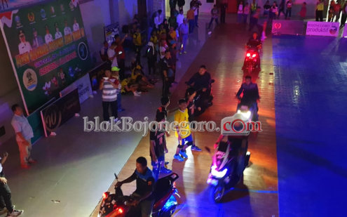 Final, Pemain Voli Putra Masuk Venue Naik Motor